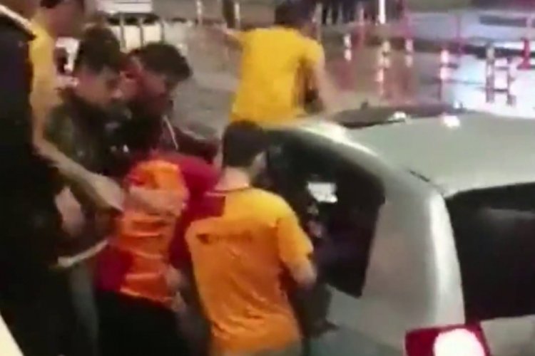 Ankara'da şampiyonluk kutlamasında d&ouml;ner bı&ccedil;aklı, sopalı kavga