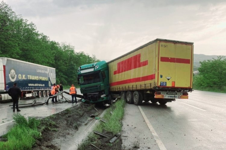 Samsun'da tır bariyere &ccedil;arpıp su kanalına girdi