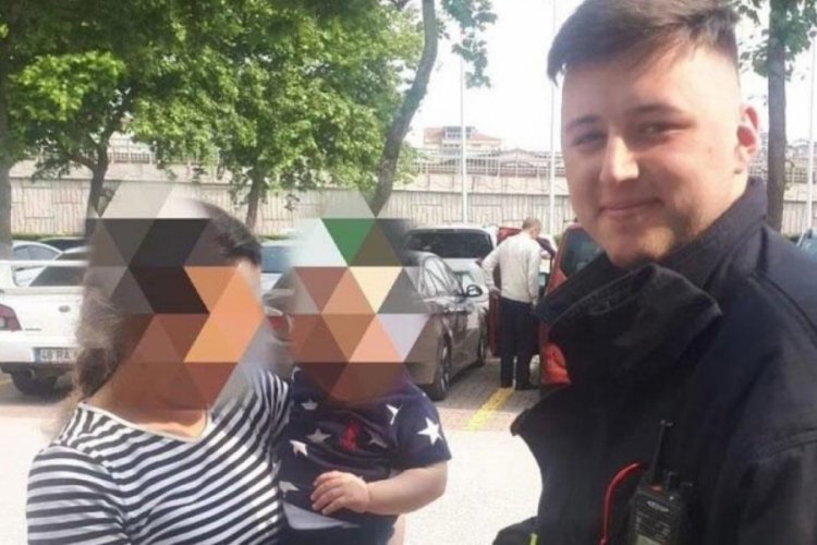 Yalova'da arabada mahsur kalan bebeği itfaiye ekipleri kurtardı