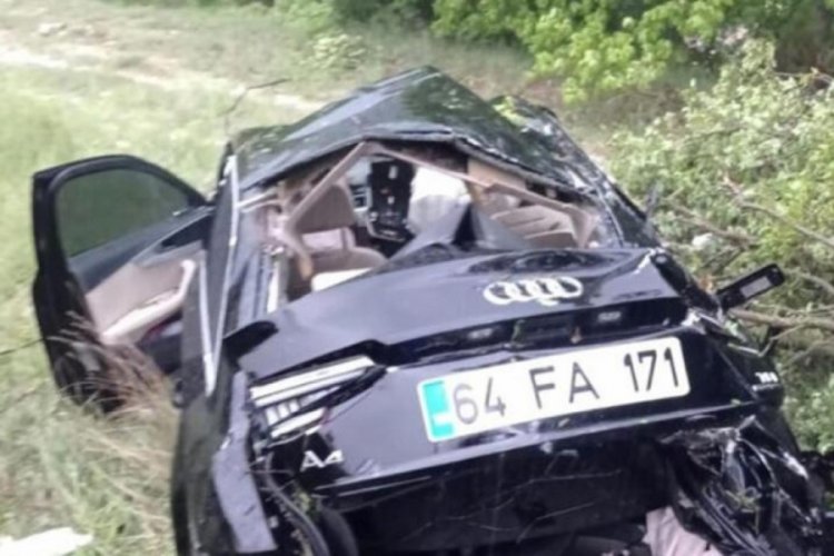 K&uuml;tahya'da otomobil yoldan &ccedil;ıkıp ağaca &ccedil;arptı! &Ouml;l&uuml; ve yaralılar var
