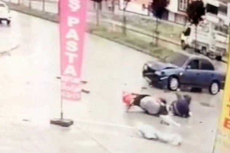 Samsun'da otomobil iki motosiklete &ccedil;arptı!
