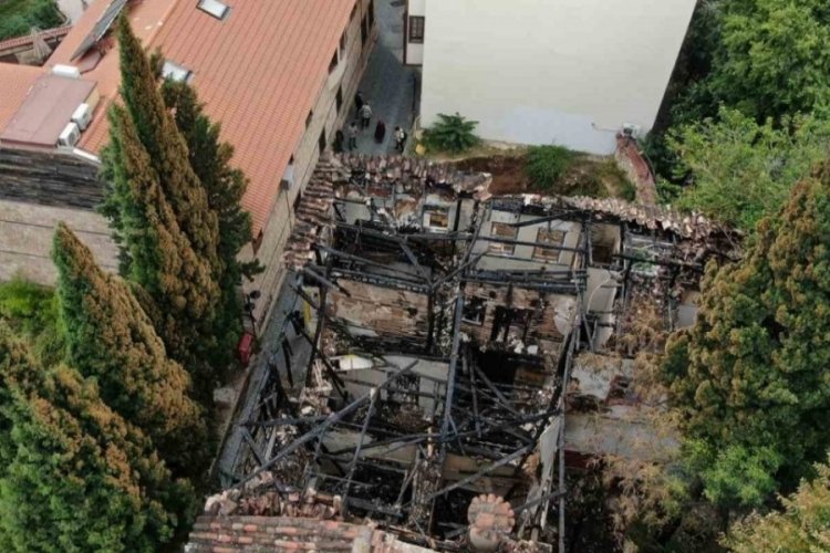 Antalya'da yanarak k&uuml;le d&ouml;nen tarihi binalar alıcılarını bekliyor