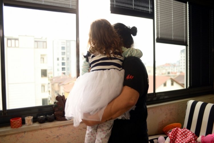 Bursa'da k&uuml;&ccedil;&uuml;k kız ve annesi ev hapsinde