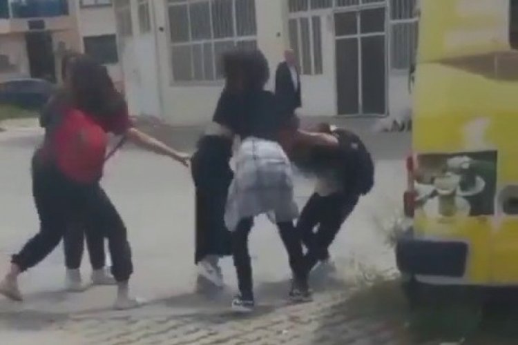 İzmir'de kız &ouml;ğrenciler birbirine girdi, meydan ringe d&ouml;nd&uuml;