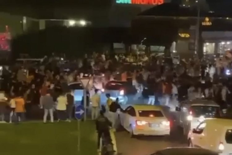 Bursa'da kutlamaların arasına dalan s&uuml;r&uuml;c&uuml;: Yakınımı hastaneye yetiştirecektim