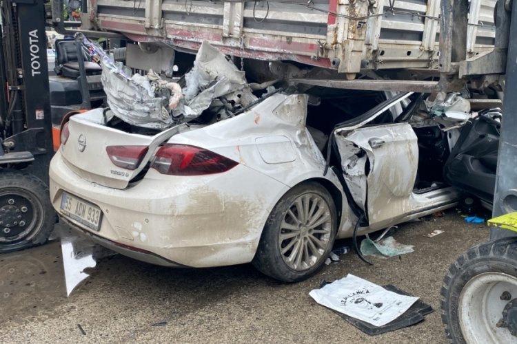 Samsun'da TIR'ın dorsesine &ccedil;arpan otomobilin s&uuml;r&uuml;c&uuml;s&uuml; &ouml;ld&uuml;!
