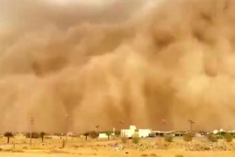 Suudi Arabistan'da kum fırtınası hayatı durma noktasına getirdi