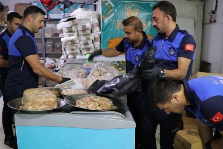 Bozuk etleri &ccedil;amaşır suyu ile yıkayıp m&uuml;şterilere yedirdiler
