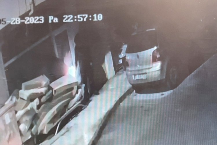 Benzin d&ouml;k&uuml;p yaktığı binada can pazarı yaşattı