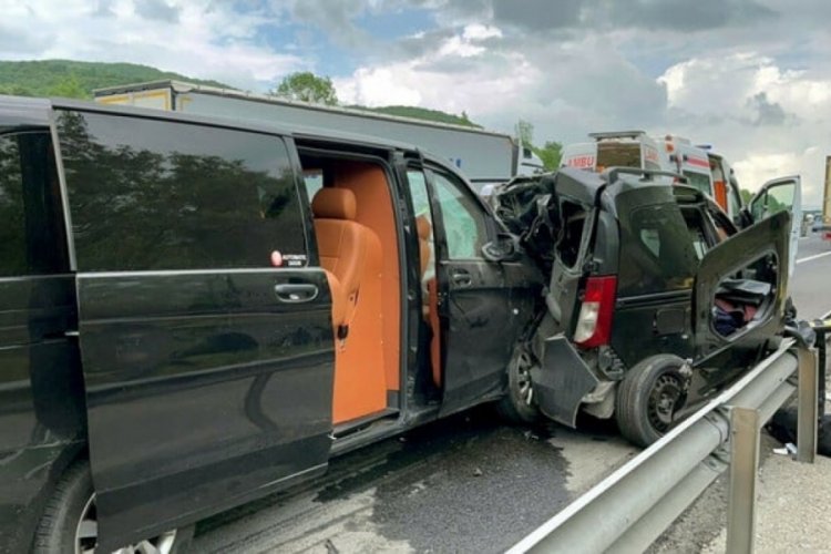 D&uuml;zce'de arıza şeridindeki hafif ticari araca, minib&uuml;s &ccedil;arptı: 2 &ouml;l&uuml;, 2 yaralı