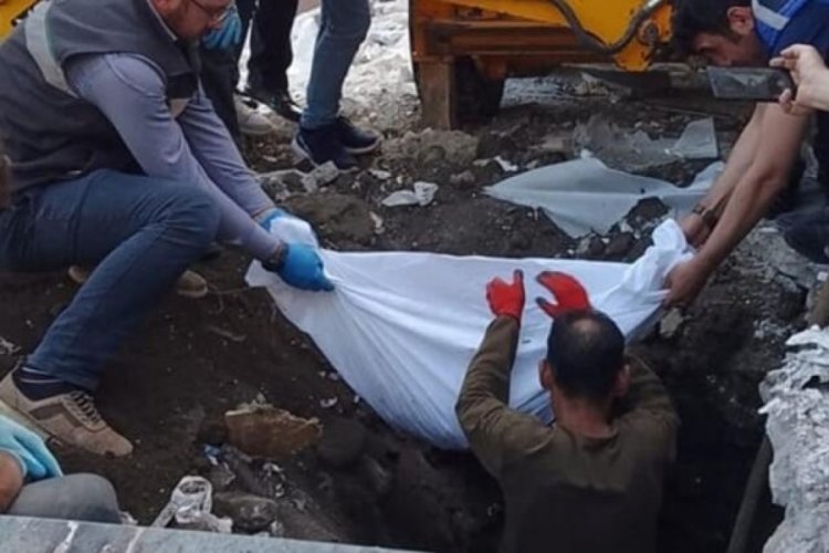 &Ccedil;orum'da yıkılan t&uuml;rbeden &ccedil;ıkarılan kemik par&ccedil;aları inceleniyor