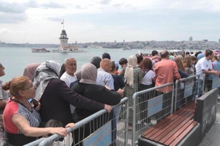 Kız Kulesi'ne &uuml;cretsiz ziyaretlerin son g&uuml;n&uuml;ne vatandaşlar sıraya girdi