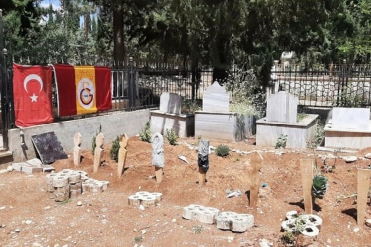 Adıyaman'da depremde hayatını kaybeden Galatasaraylıların mezarına forma asıldı