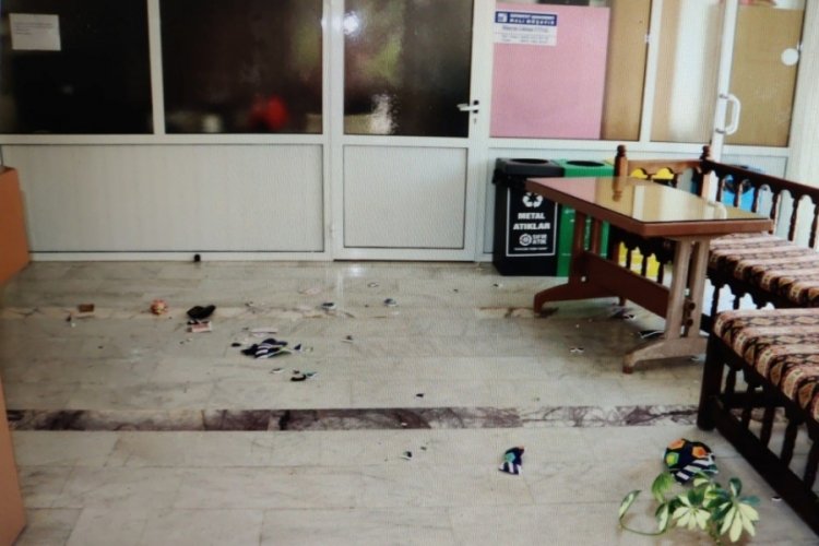 Muğla'da aparttan &ccedil;ıkmayan kiracısının kapısına kimyasal sıvı d&ouml;kt&uuml;: 5 yaralı