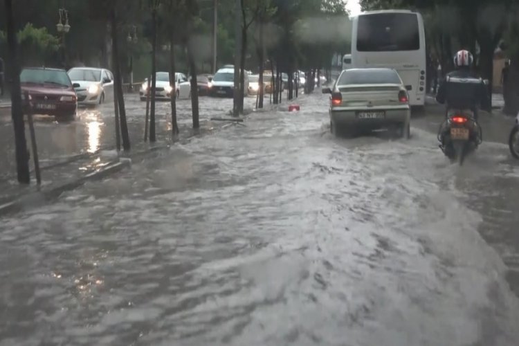 K&uuml;tahya'da şiddetli yağış hayatı fel&ccedil; etti