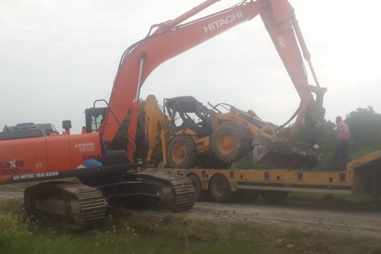 Afyonkarahisar'da kontrolden &ccedil;ıkan iş makinesi u&ccedil;uruma devrildi