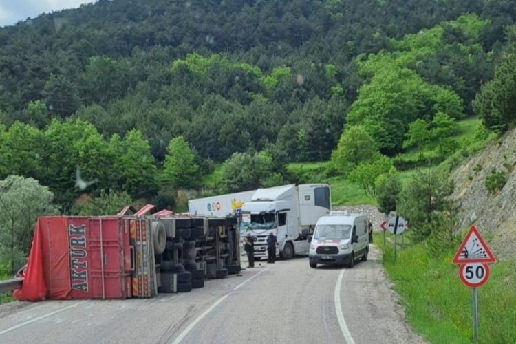 Bolu'da 2 tır &ccedil;arpıştı, biri devrildi