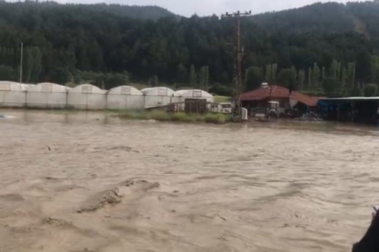 K&uuml;tahya'da aşırı yağışlar Gediz'de taşkına sebep oldu