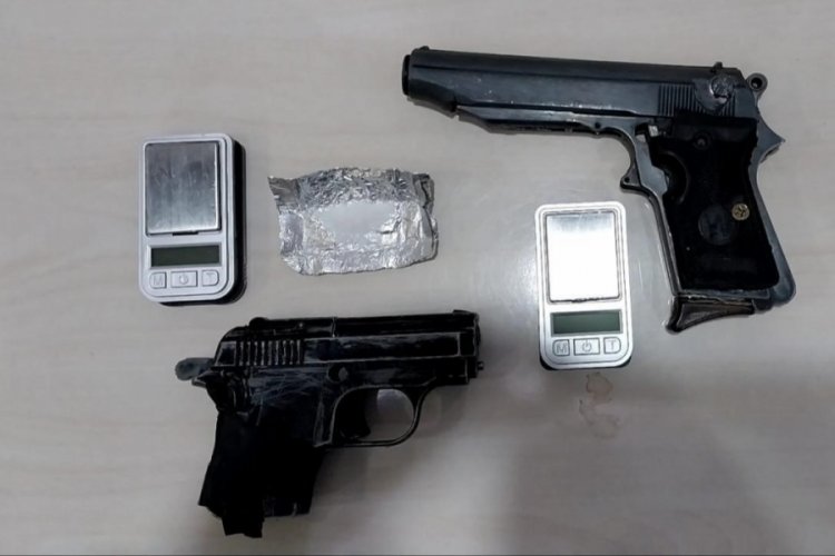 Kayseri'de ş&uuml;pheli ara&ccedil;taki şahıslardan uyuşturucu &ccedil;ıktı