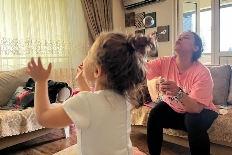 Bursa'da 3 yaşındaki &ccedil;ocuk annesiyle ev hapsi yaşıyor