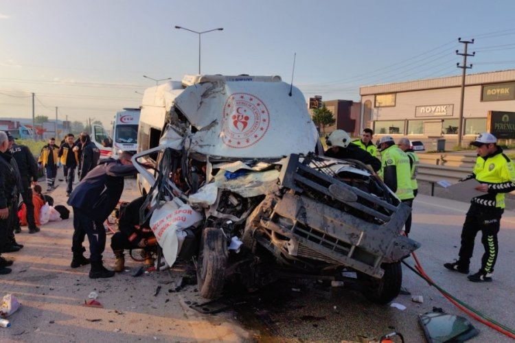 Bursa'da sporcuları taşıyan servis minib&uuml;s&uuml; hafriyat kamyonuna &ccedil;arptı! &Ouml;l&uuml; ve yaralılar var