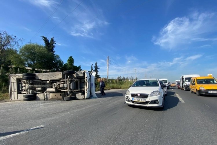 Kocaeli'de servis aracı tıra &ccedil;arptı: 13 iş&ccedil;i yaralandı