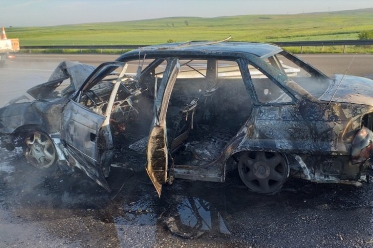Bolu'da bariyere &ccedil;arpan otomobil yandı! 3 kişi yaralandı