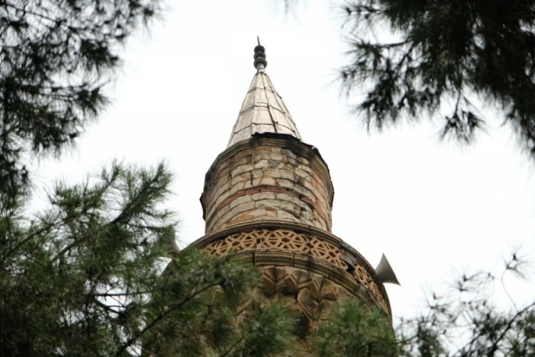 Manisa'da 500 yıllık caminin yıpranan minaresi korkutuyor