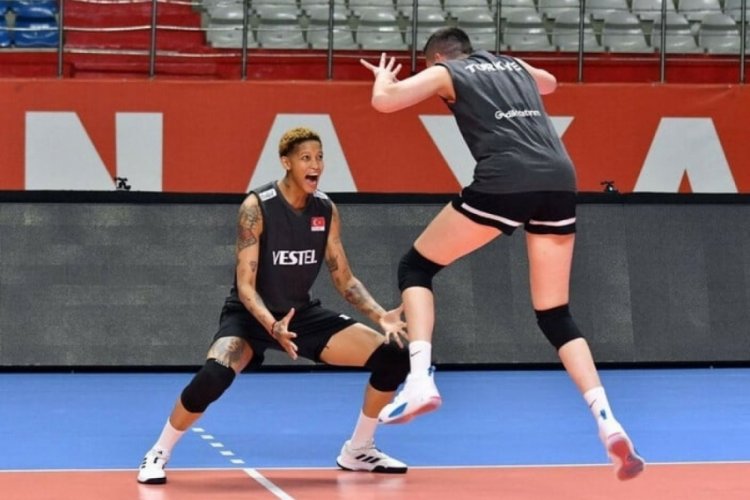 Melisa Vargas ve Ebrar Karakurt'un enerjisi dikkatleri &ccedil;ekti