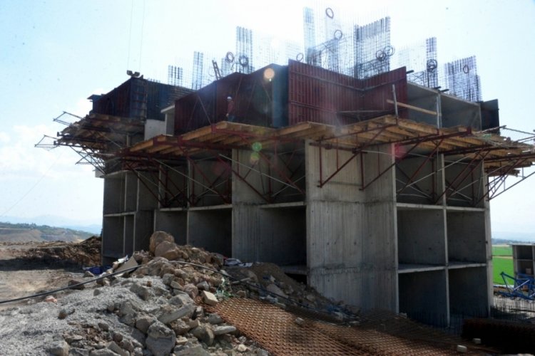 Deprem b&ouml;lgesinde afet konutları hızla y&uuml;kselmeye başladı