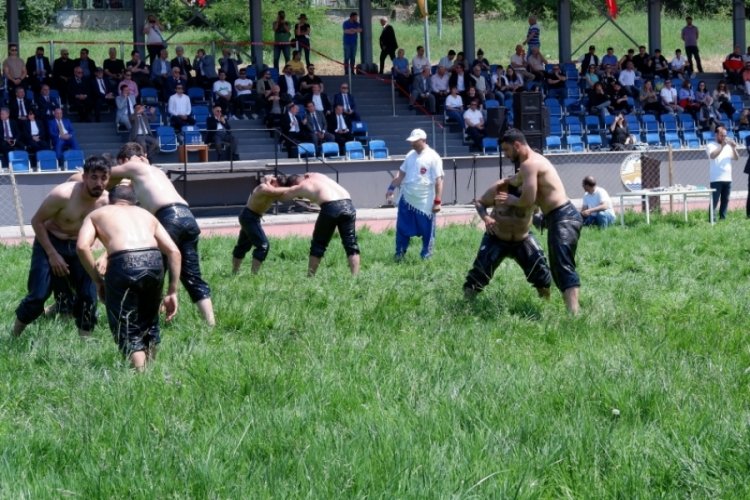 &Uuml;niversiteli pehlivanlar, Edirne'de &ccedil;ayıra &ccedil;ıktı