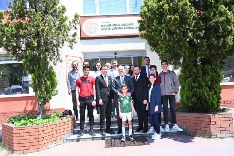 Bursa B&uuml;y&uuml;kşehir Belediye Başkanı Aktaş gen&ccedil;lerle tecr&uuml;besini paylaştı