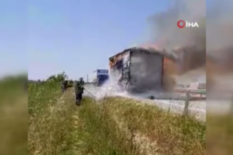 Edirne'de seyir halindeki tır alev aldı!