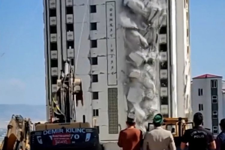 Kahramanmaraş'ta yıkımı yapılan ağır hasarlı bina sağlam binanın &uuml;zerine devrildi
