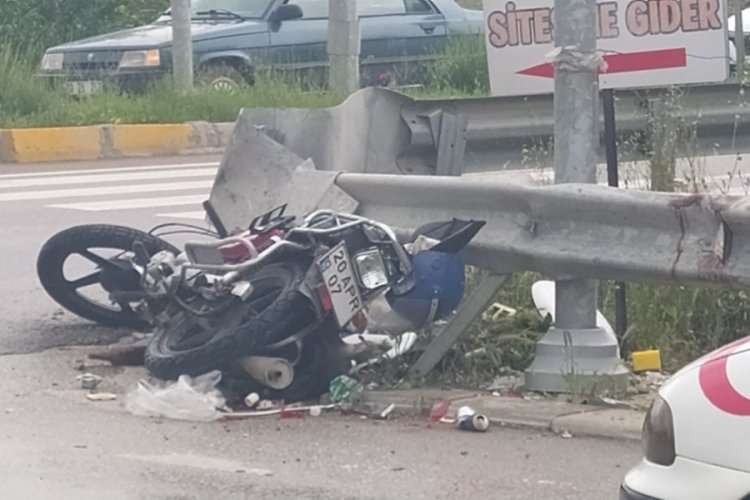 Denizli'de otomobille &ccedil;arpışan 70 yaşındaki motosiklet s&uuml;r&uuml;c&uuml;s&uuml; hayatını kaybetti