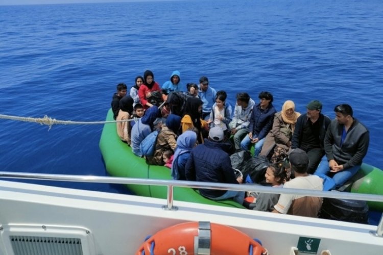 &Ccedil;anakkale Ayvacık a&ccedil;ıklarında s&uuml;r&uuml;klenen 31 ka&ccedil;ak g&ouml;&ccedil;men kurtarıldı