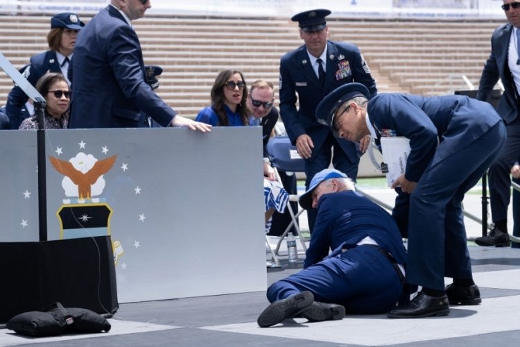 Biden, bu kez de sahneden d&uuml;şt&uuml;
