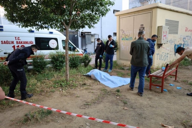 Manisa'da bir kişi evinin &ouml;n&uuml;ndeki parkta intihar etti