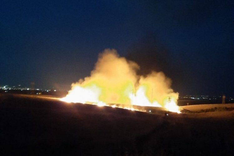 Adıyaman'da depremzede &ccedil;ift&ccedil;ilerin ekili alanı alev alev yandı