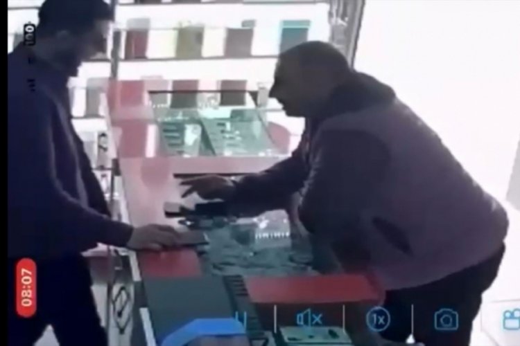 Bursa'da m&uuml;şteri olarak geldi, dolandırıp gitti