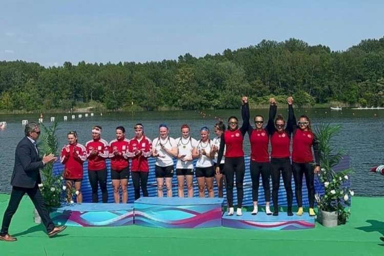 Bursa B&uuml;y&uuml;kşehir Belediyespor kanocuları Slovakya'dan 4 madalyayla d&ouml;nd&uuml;