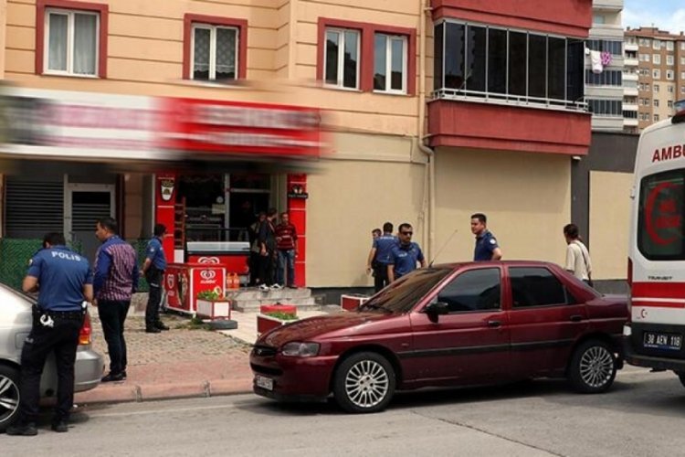 Kayseri'de iki grup arasında bı&ccedil;aklı kavga &ccedil;ıktı: 1'i ağır, 2 yaralı
