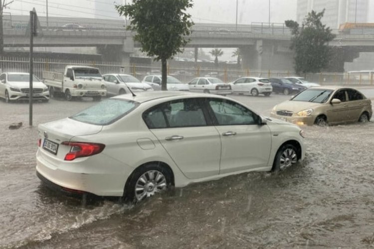 İzmir'de sağanak yolları g&ouml;le &ccedil;evirdi!