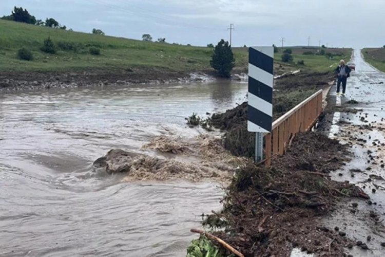 Eskişehir'de yıllardır akmayan dere sağanak sonrası taştı