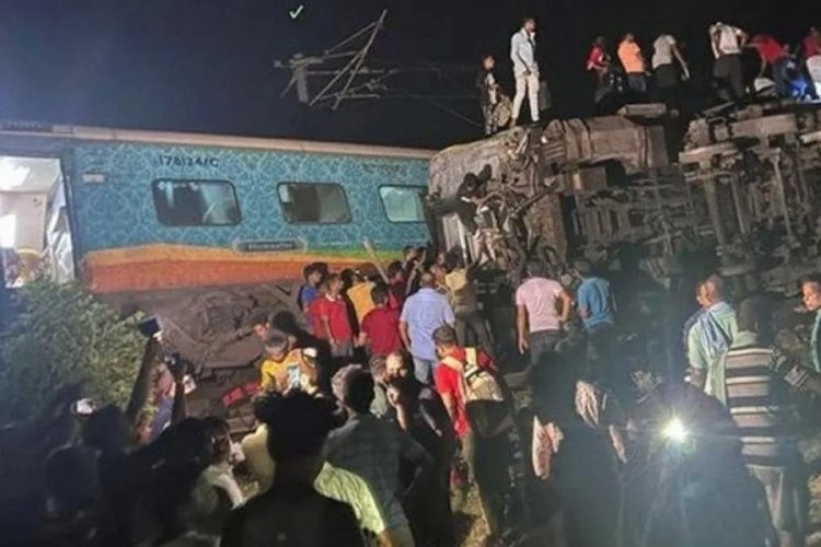 Hindistan'da tren kazası! 50 kişi hayatını kaybetti