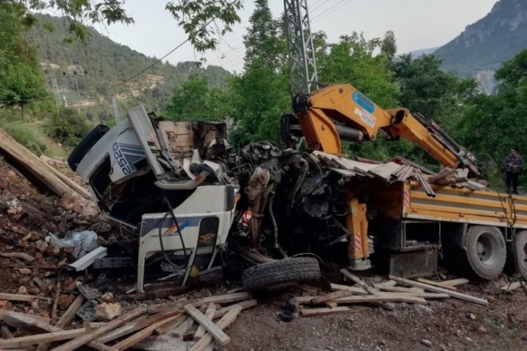 Mersin'de kontrolden &ccedil;ıkan vin&ccedil; ağaca &ccedil;arptı: Yaralılar var