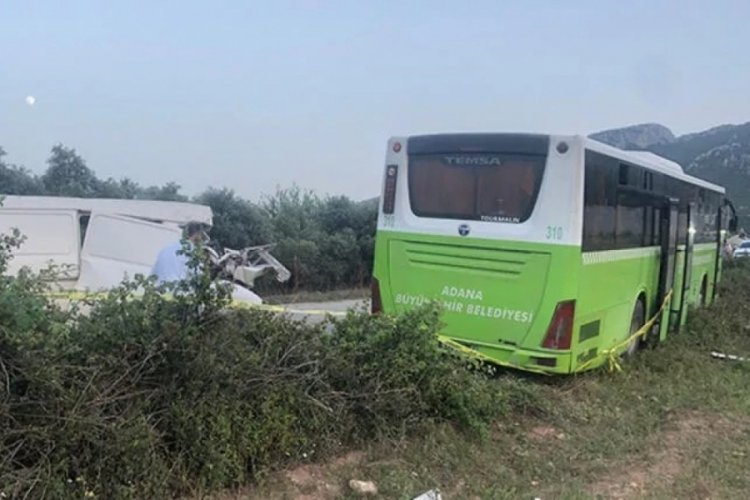 Adana'da Belediye otob&uuml;s&uuml; ile panelvan ara&ccedil; &ccedil;arpıştı: 2 kişi &ouml;ld&uuml;