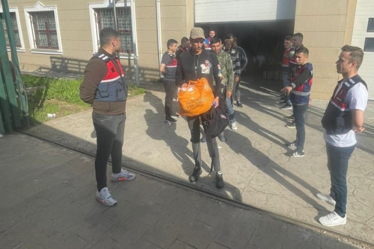 Kocaeli'de 28 d&uuml;zensiz g&ouml;&ccedil;men sınır dışı edildi