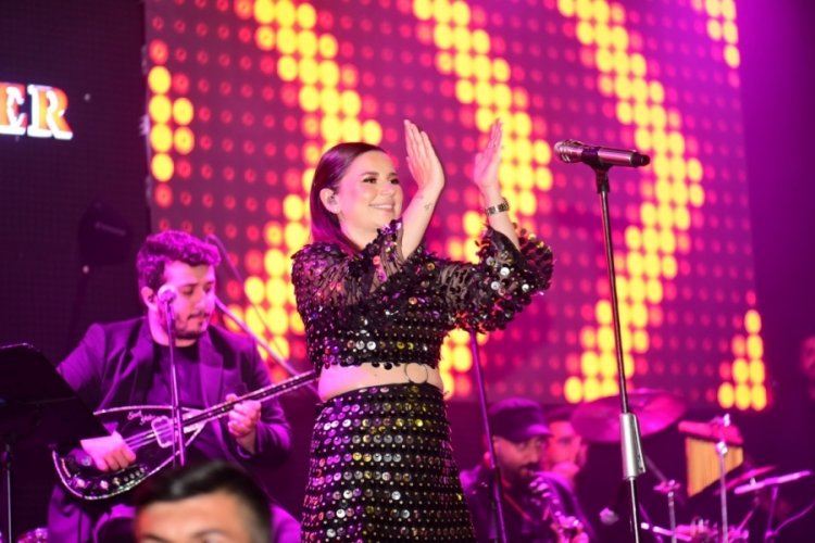 Merve &Ouml;zbey Bursa'da sevenleriyle buluştu
