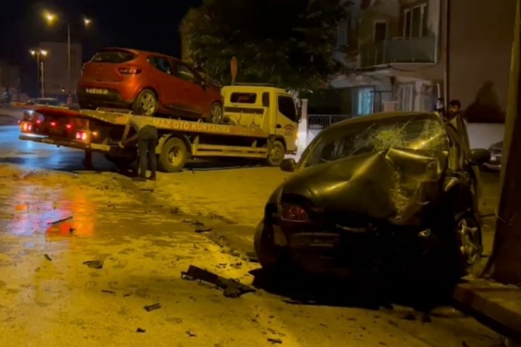 Bursa'da iki otomobil kafa kafaya &ccedil;arpıştı